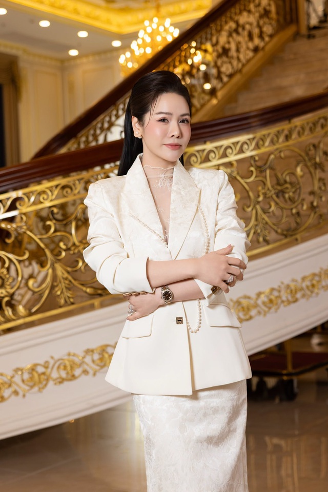 Nữ chủ tịch là mẹ đơn thân showbiz, ngày càng nóng bỏng sau ly hôn, nuôi con trong biệt thự 20 tỷ- Ảnh 4.