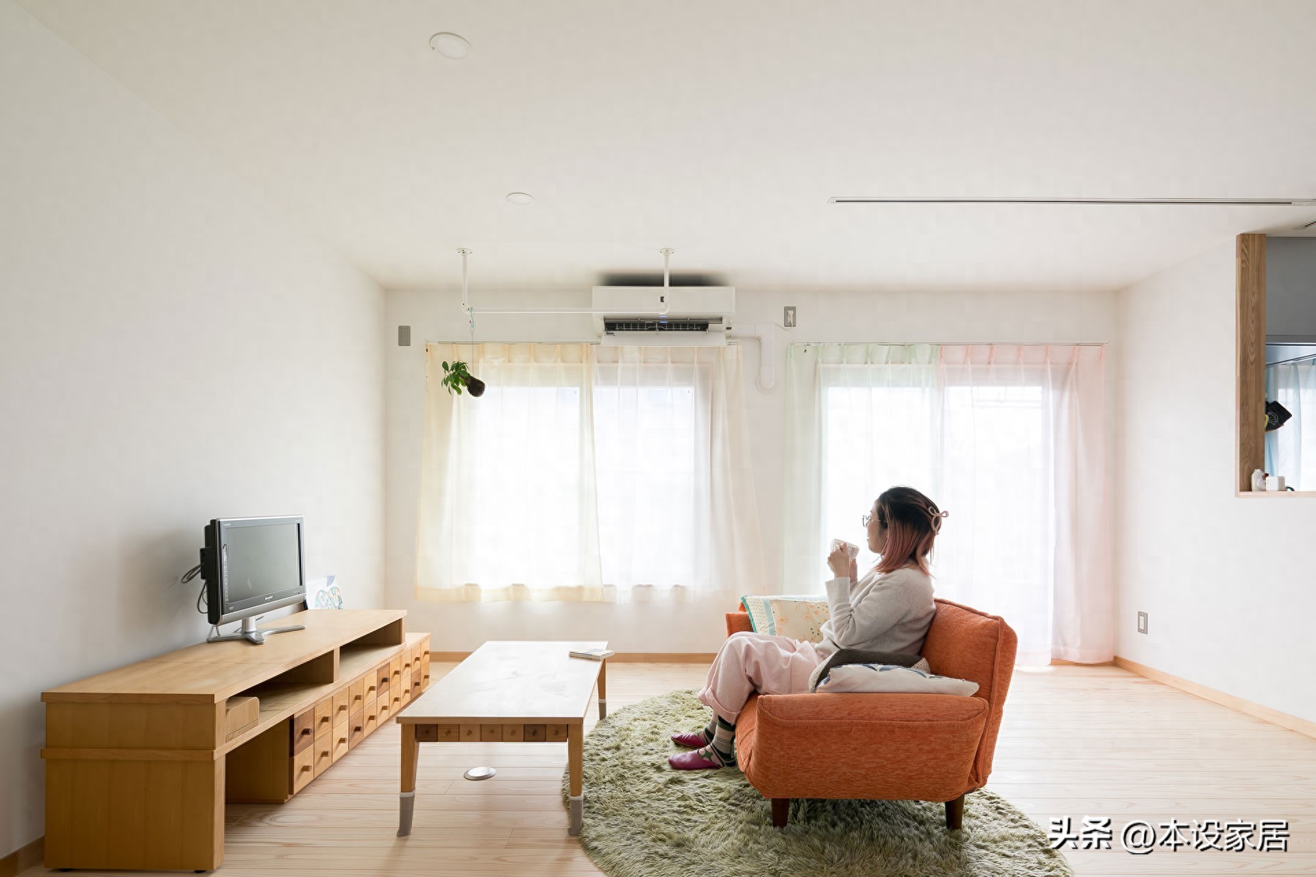 33 tuổi đã mua 3 căn hộ nhờ sống tối giản: Người phụ nữ ở trong căn hộ 48m², chỉ giữ 21 bộ quần áo để sớm đạt tự do tài chính - Ảnh 1.