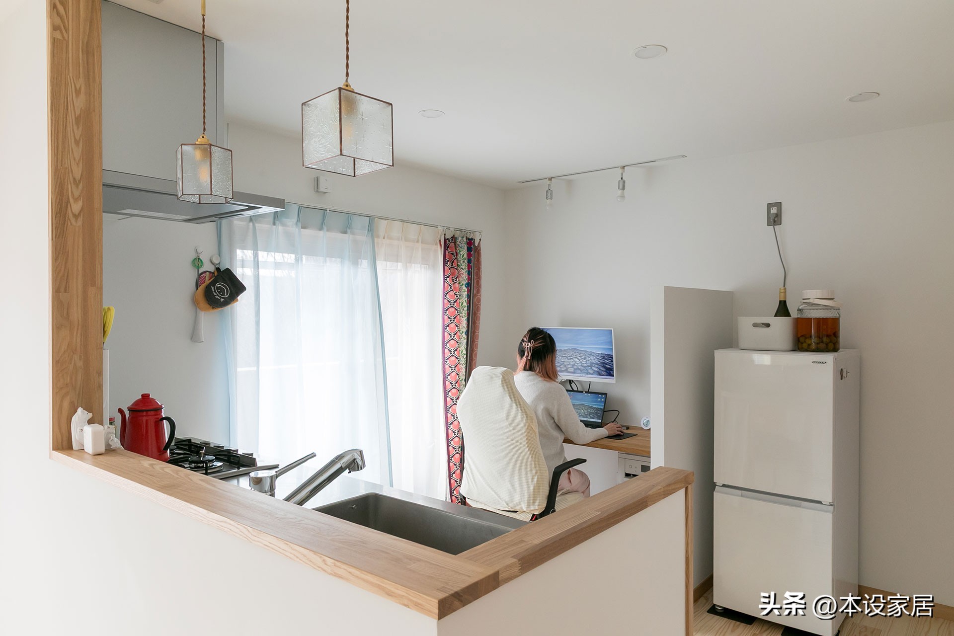 33 tuổi đã mua 3 căn hộ nhờ sống tối giản: Người phụ nữ ở trong căn hộ 48m², chỉ giữ 21 bộ quần áo để sớm đạt tự do tài chính - Ảnh 2.