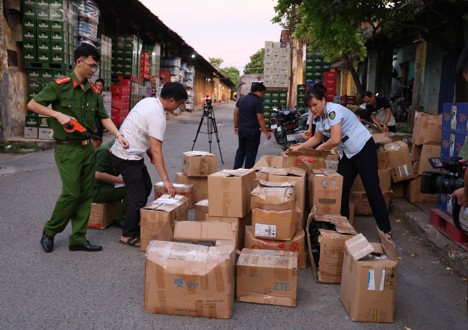 Đồng loạt khám xét 7 địa điểm, thu 30.000 sản phẩm, bắt quản lý Phạm Thị Thảo SN 1993- Ảnh 2.