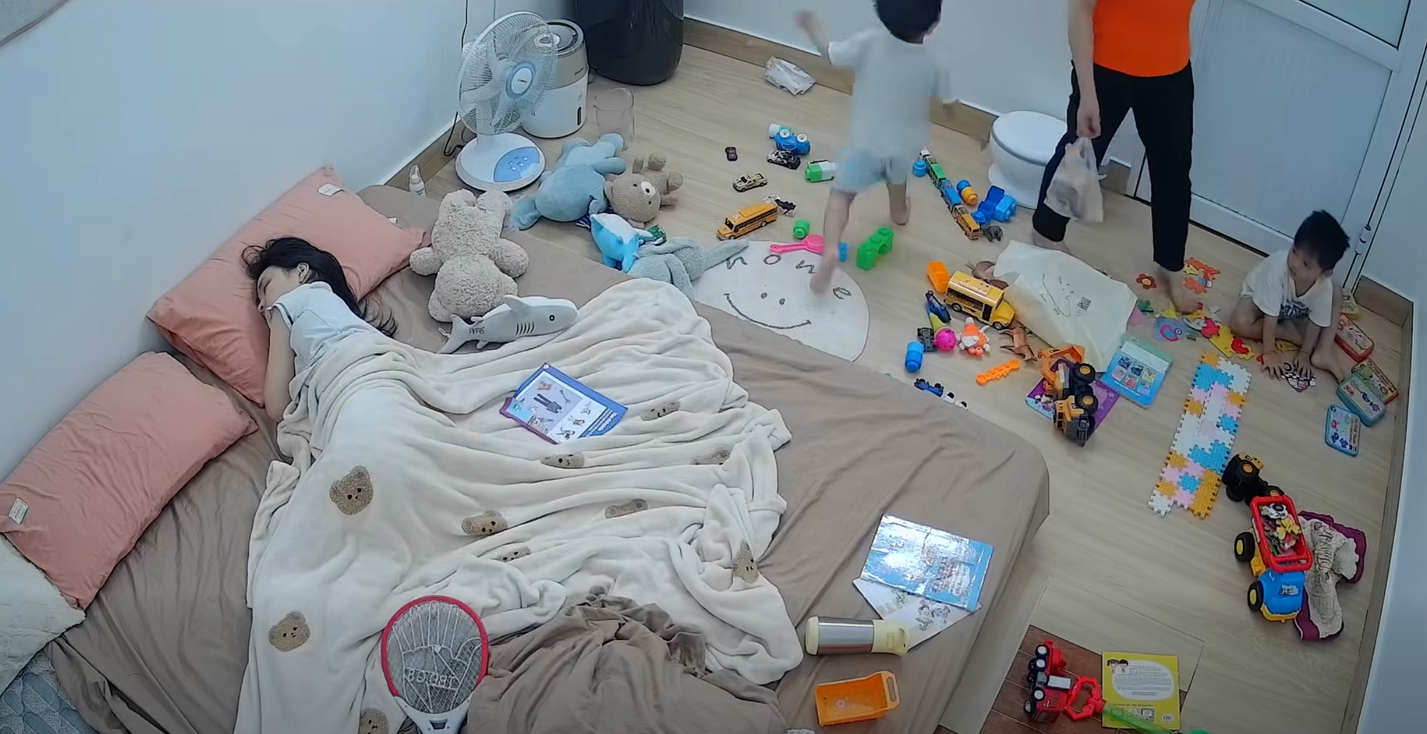 Lịm tim với clip 2 "soái ca nhí" chơi lén trong bóng tối cho mẹ ngủ, bà vào bật đèn liền phản ứng đáng yêu thế này đây! - Ảnh 2.