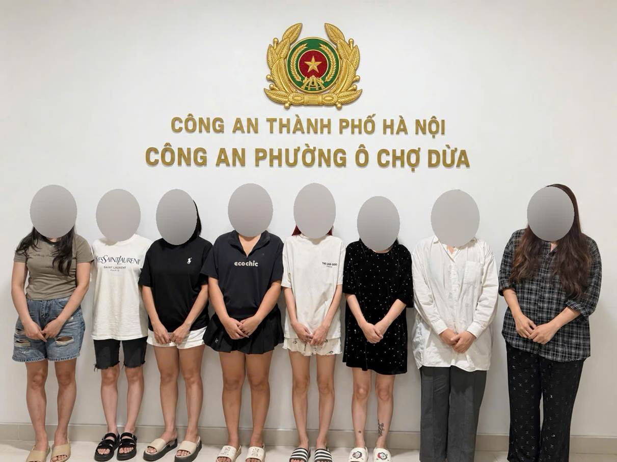 Công an ập vào căn nhà trên phố Hà Nội, bắt quả tang 8 thiếu nữ - Ảnh 1.