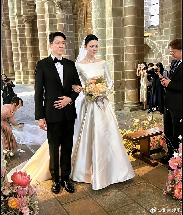 Người ta ghen tị nói Hề Mộng Dao "vịt trời hóa phượng hoàng", nhưng quên mất cô vốn được nuôi dạy như công chúa trước khi làm dâu hào môn- Ảnh 6.