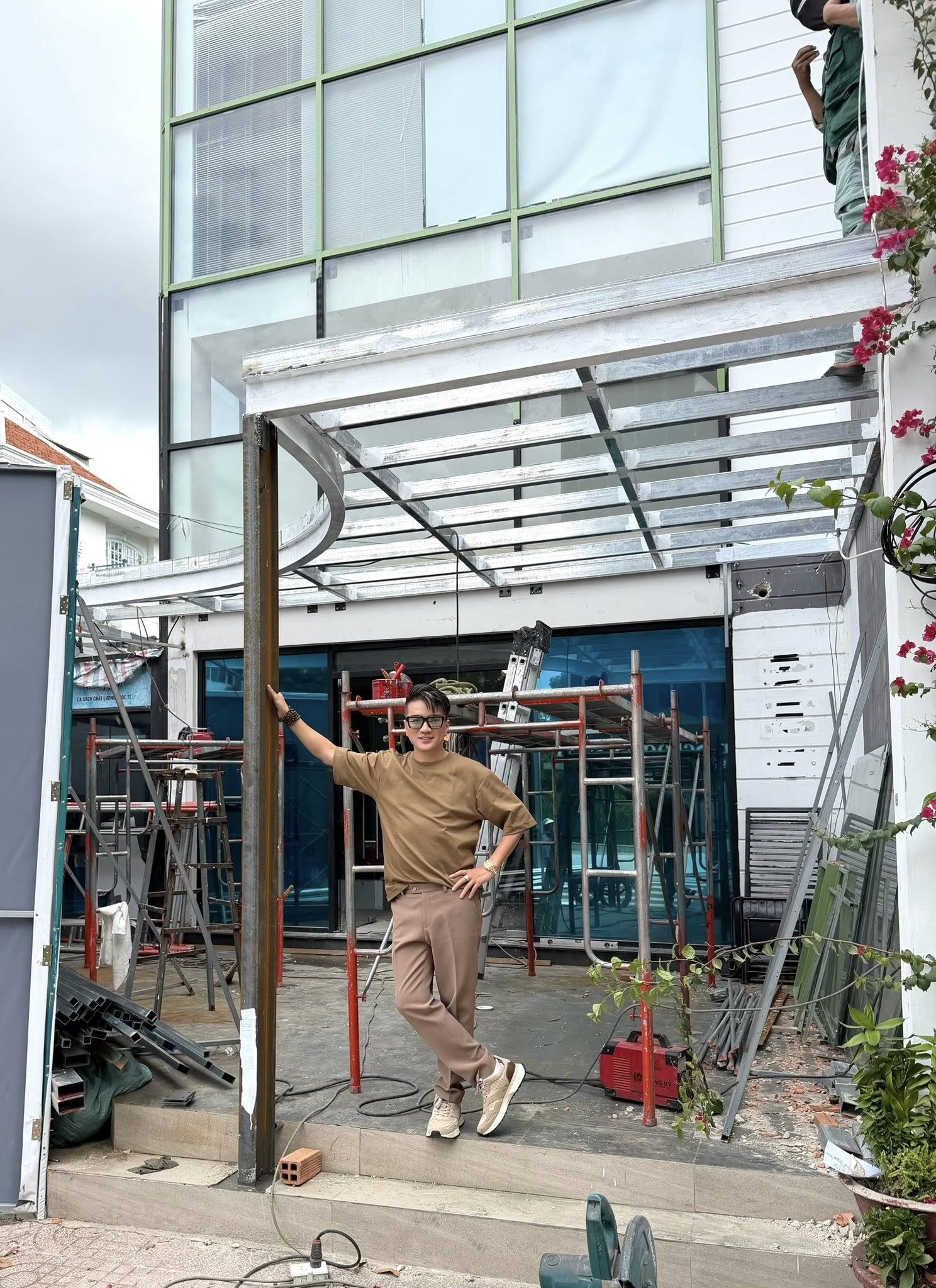 "Ông hoàng nhạc Việt" một thời cùng lúc khoe 2 cơ ngơi bề thế ở quận 2 và quận 3, TP.HCM. - Ảnh 1.