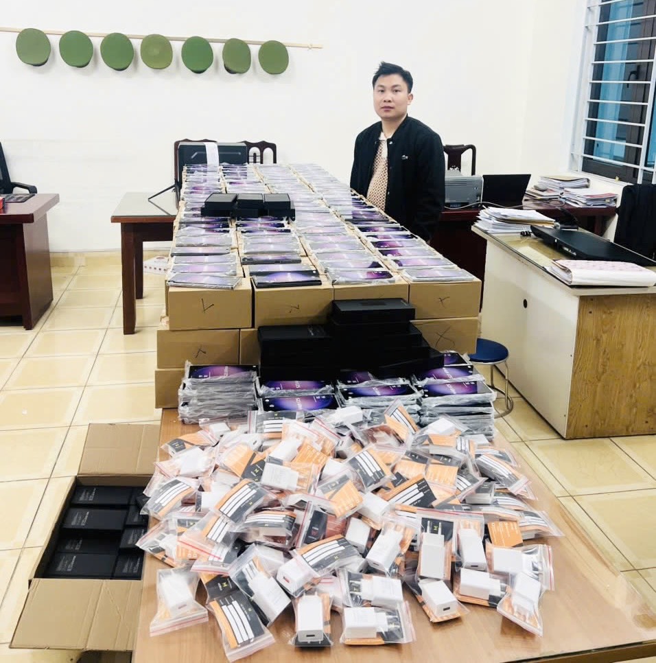 Bắt tạm giam Chu Hữu Kiên Sơn và 2 đối tượng, thu giữ 469 điện thoại Samsung Galaxy S23 Ultra giả- Ảnh 2.