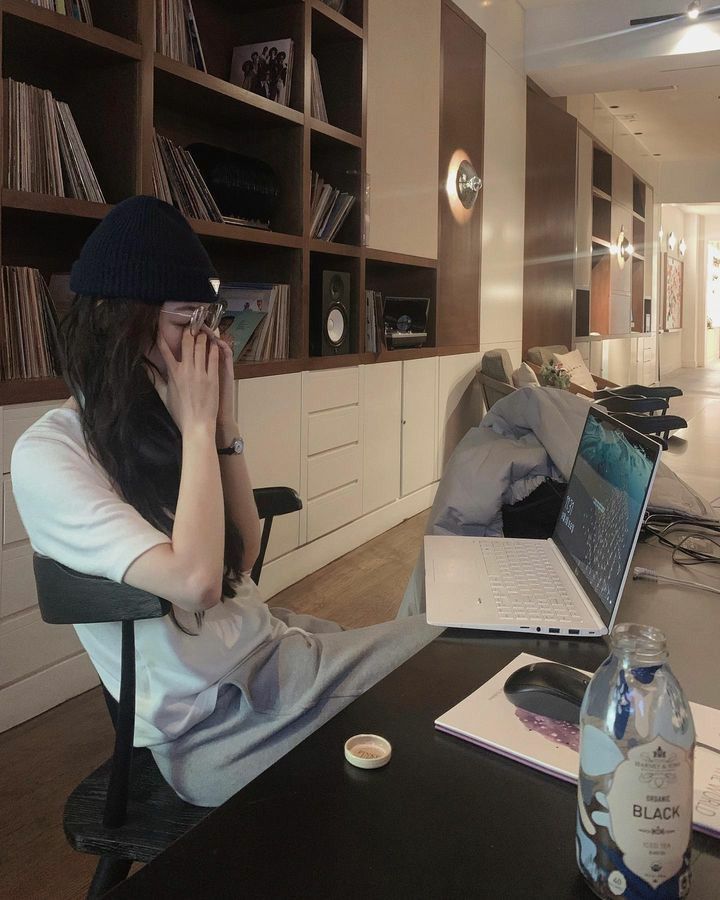 Hội chứng “sợ màn hình”: Dân văn phòng không dám rời mắt khỏi điện thoại, laptop- Ảnh 2.