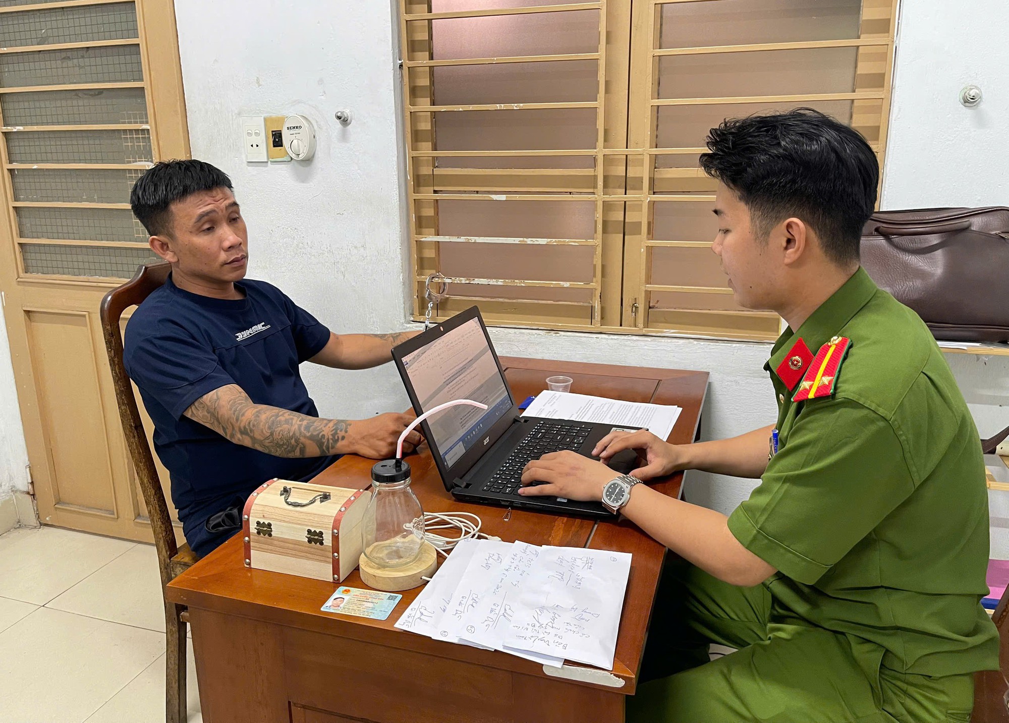 Kiểm tra hành chính 1 căn nhà, bắt Dương Hàng SN 1988- Ảnh 1.