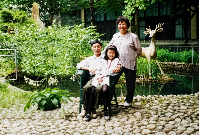 Người ta ghen tị nói Hề Mộng Dao "vịt trời hóa phượng hoàng", nhưng quên mất cô vốn được nuôi dạy như công chúa trước khi làm dâu hào môn- Ảnh 1.