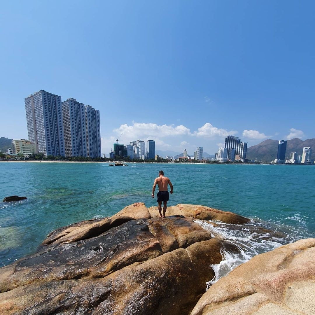 Cảnh tượng ở bãi biển Nha Trang khiến nhiều người bất ngờ, nhận xét: Không tin vào mắt mình - Ảnh 4.