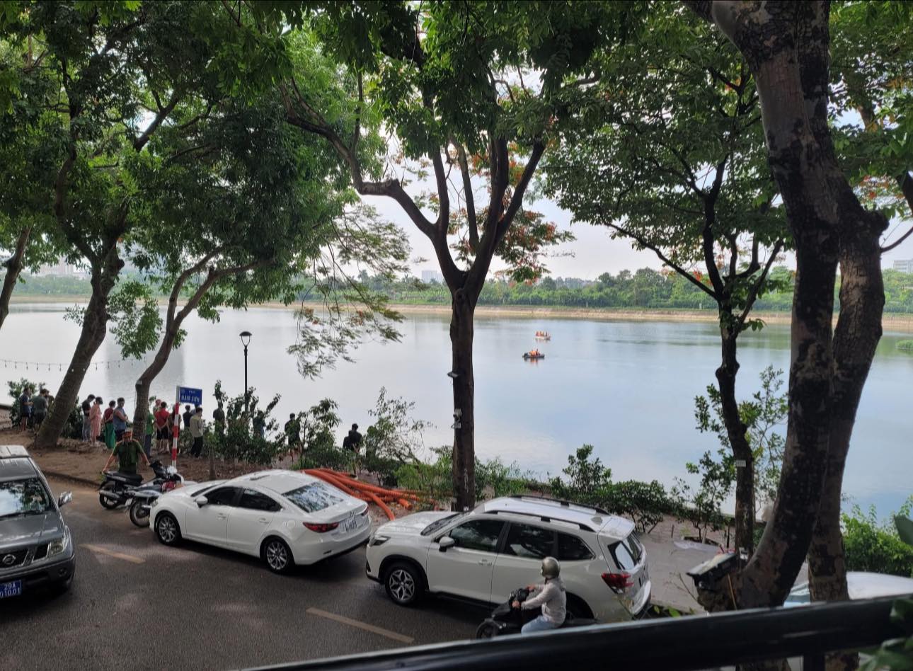 Hà Nội: Hiện trường vụ nam sinh lớp 11 đuối nước tử vong ở hồ Linh Đàm- Ảnh 1.