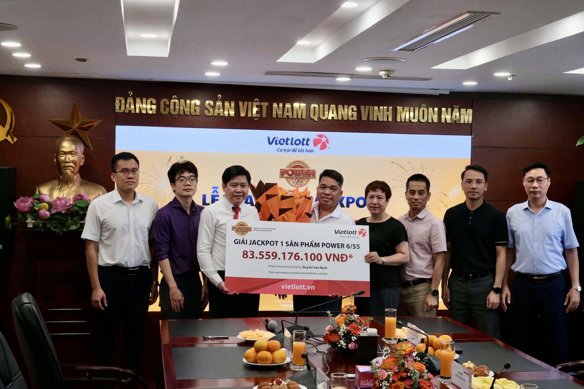 Người trúng Jackpot 83 tỷ đồng không đeo mặt nạ: "Ước mơ trúng Vietlott một lần để công khai danh tính" - Ảnh 1.