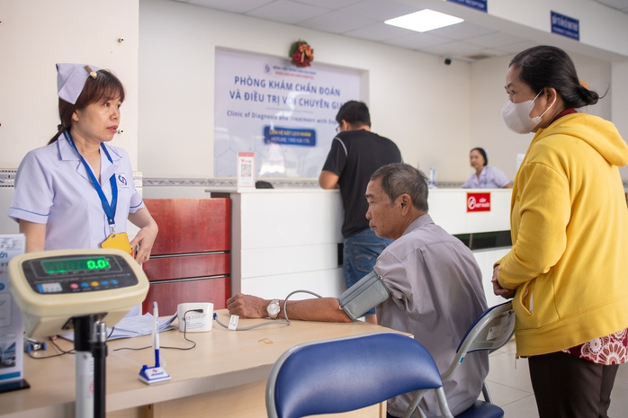 Khám chữa bệnh ngày nghỉ vẫn có thể được hưởng BHYT- Ảnh 1.