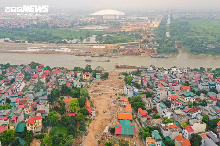 Hình hài đường dẫn cầu Tứ Liên dần hiện rõ bên bờ sông Hồng- Ảnh 1.