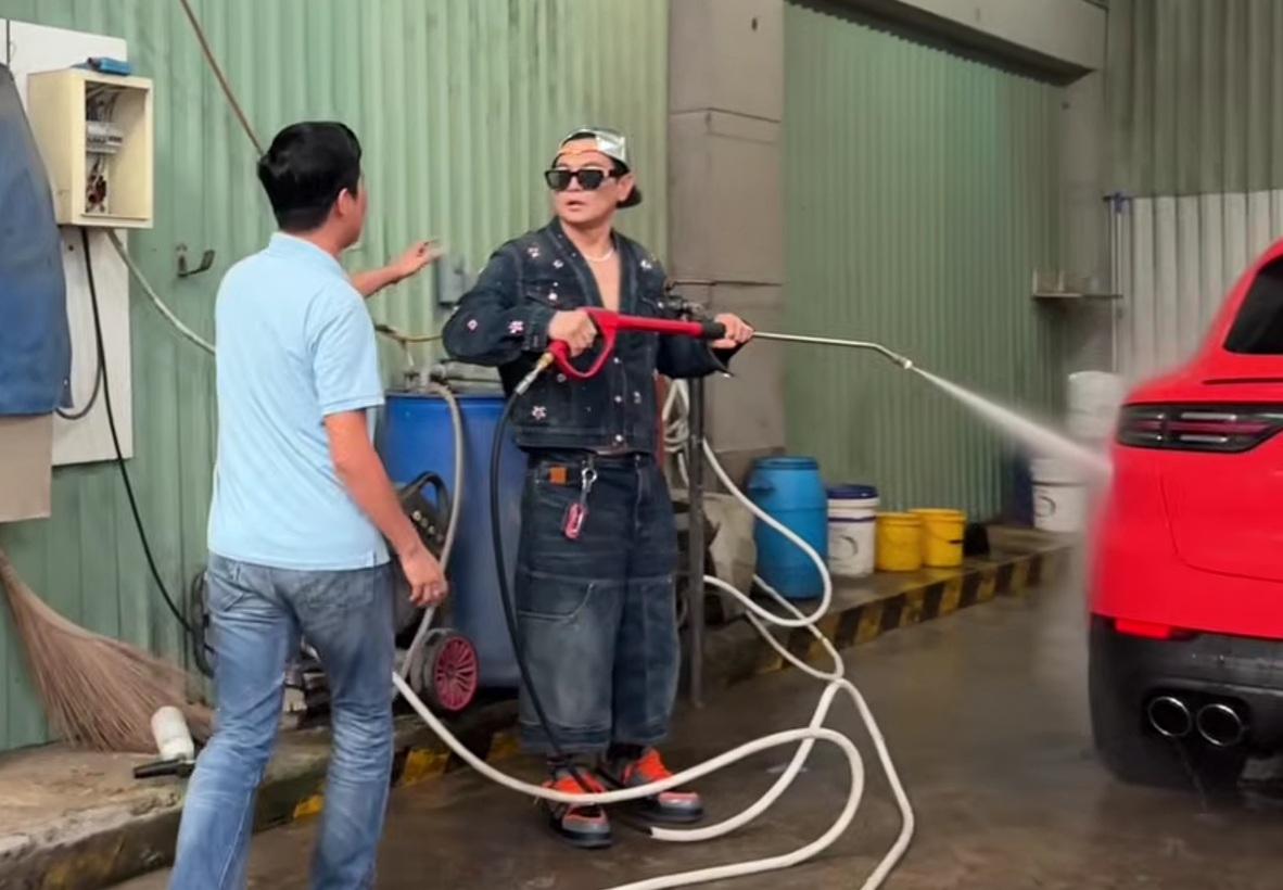 Ca sĩ Lâm Hùng 49 tuổi: "Kinh tế khó khăn tôi phải rửa xe kiếm tiền" - Ảnh 1.