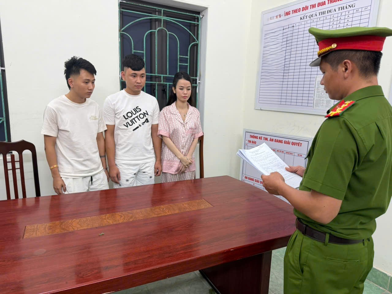 Lệnh khám xét khẩn cấp, bắt khẩn cấp Bùi Thị Kim Thoa và 2 thanh niên- Ảnh 1.
