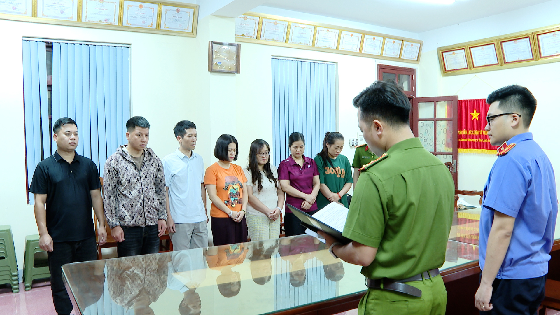 Ra lệnh bắt tạm giam Hoàng Thu Hà, Dương Thị Hồng Nhung - nữ nhân viên khu di tích Tam Thanh- Ảnh 1.