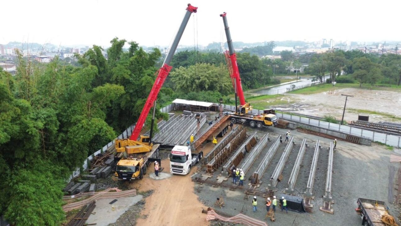 Phát hiện một 'cánh tay thép' đang xoay trục, nâng 72 dầm bê tông nặng 15 tấn vào đúng vị trí: Công trình 5,3 triệu USD dần lộ diện - Ảnh 3.