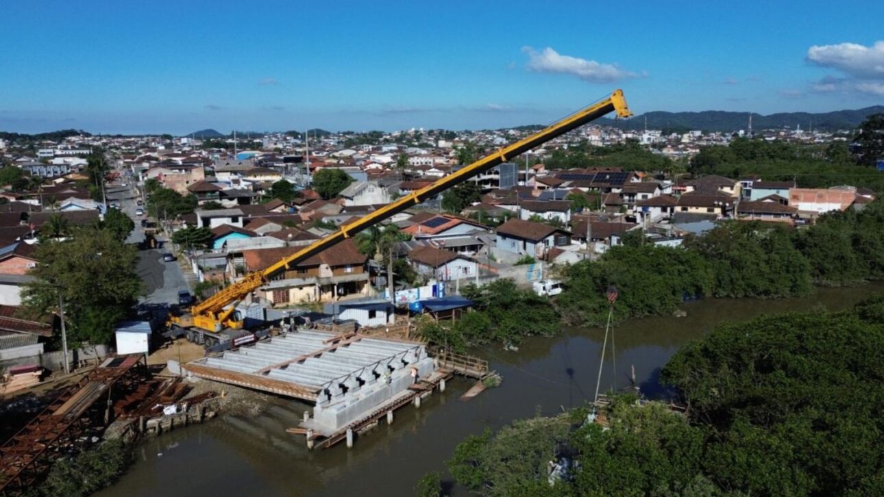 Phát hiện một 'cánh tay thép' đang xoay trục, nâng 72 dầm bê tông nặng 15 tấn vào đúng vị trí: Công trình 5,3 triệu USD dần lộ diện - Ảnh 2.