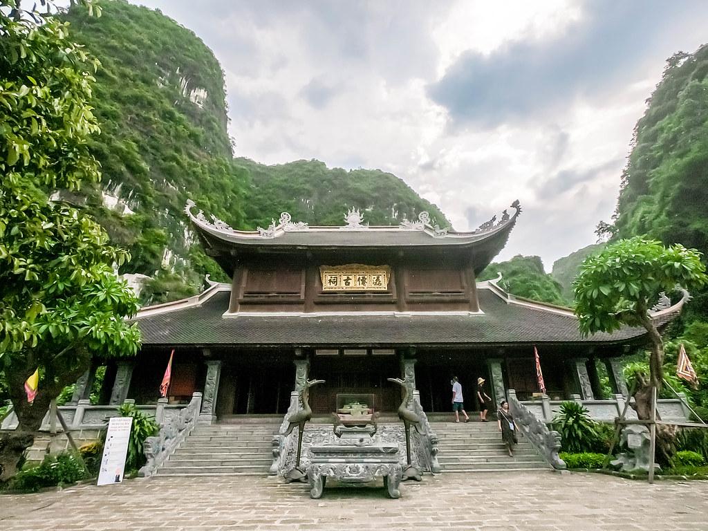6 địa điểm tâm linh nổi tiếng bậc nhất Ninh Bình: Vượt 175 bậc đá, chạm tay vào di sản của 3 triều đại huy hoàng- Ảnh 5.