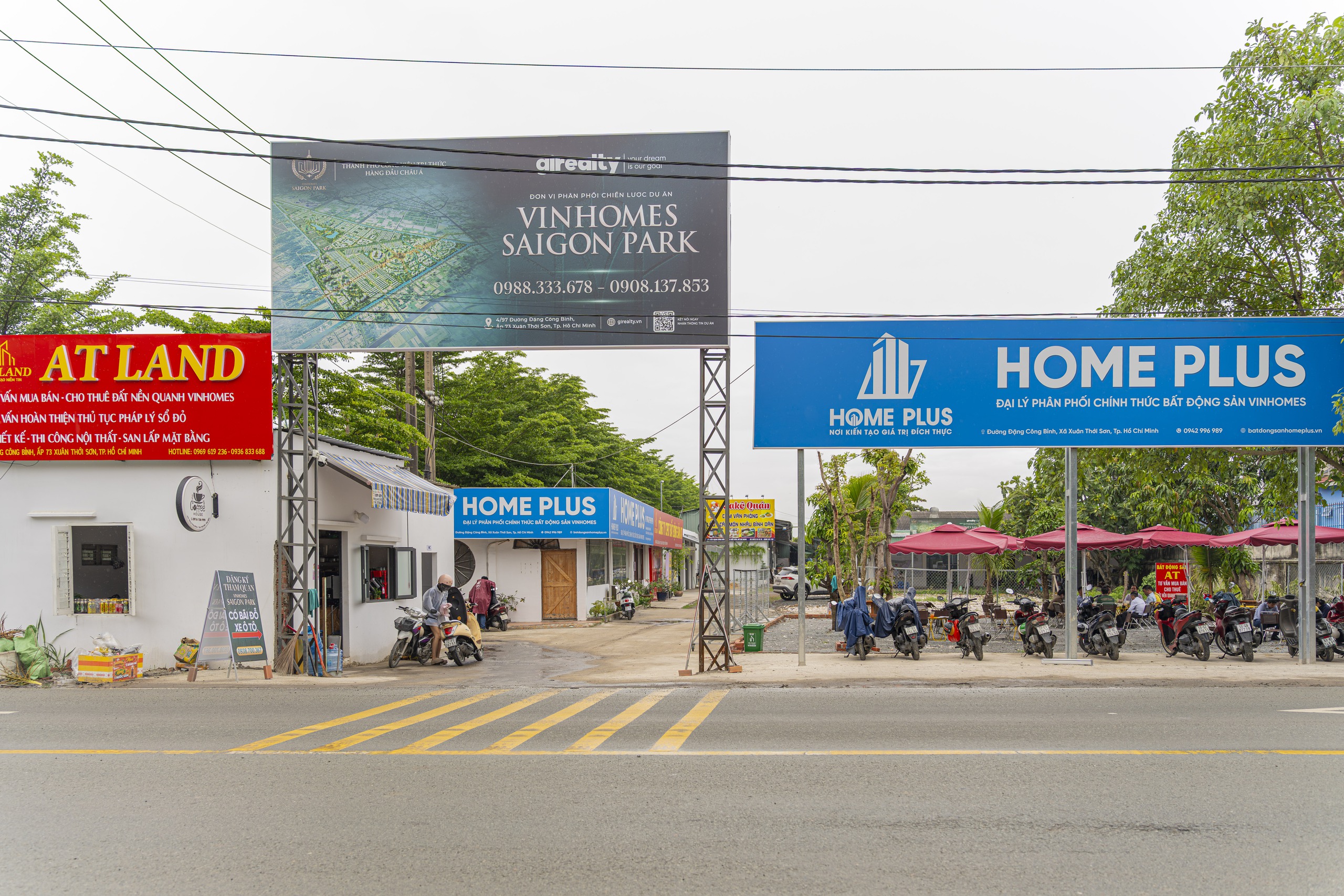 Môi giới đổ về phía Tây Bắc, dựng văn phòng, đặt bàn mong kiếm khách Vip từ dự án của Vinhomes - Ảnh 3.
