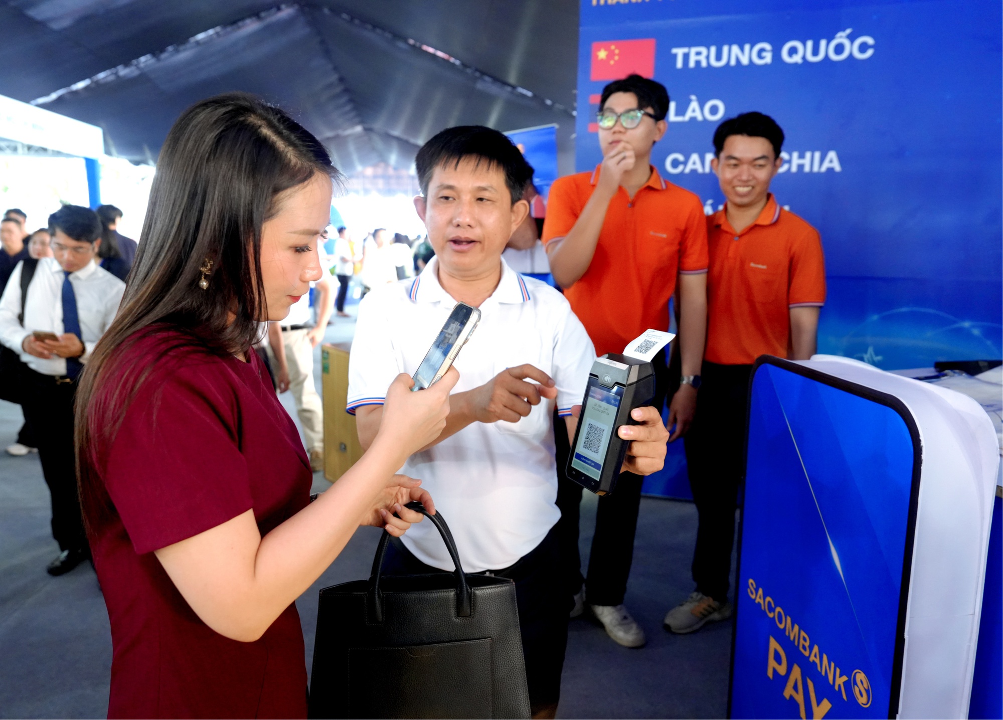 Gian hàng của SACOMBANK thu hút khách quốc tế tại Lễ hội tài chính số 2026- Ảnh 4.