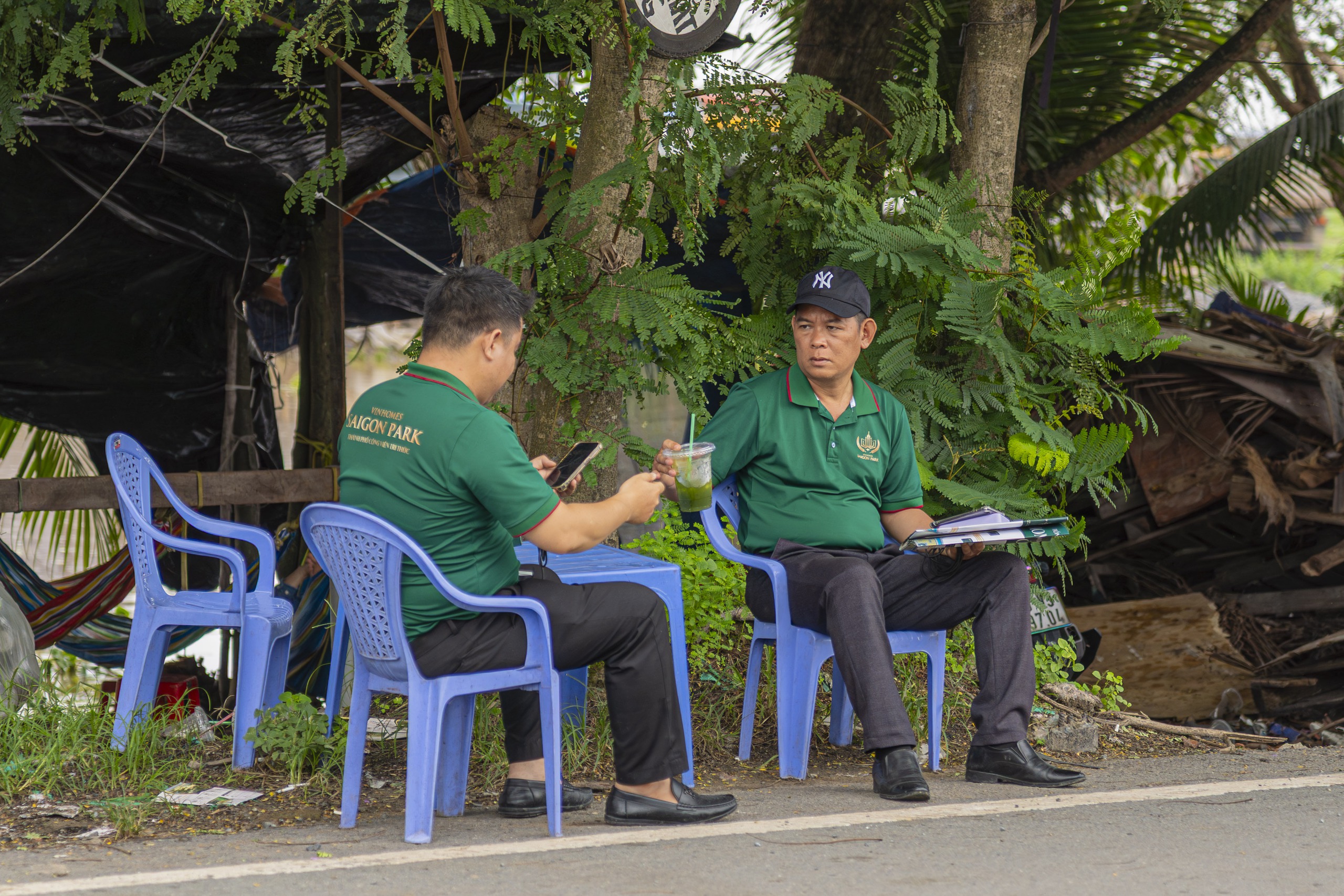 Môi giới đổ về phía Tây Bắc, dựng văn phòng, đặt bàn mong kiếm khách Vip từ dự án của Vinhomes - Ảnh 6.