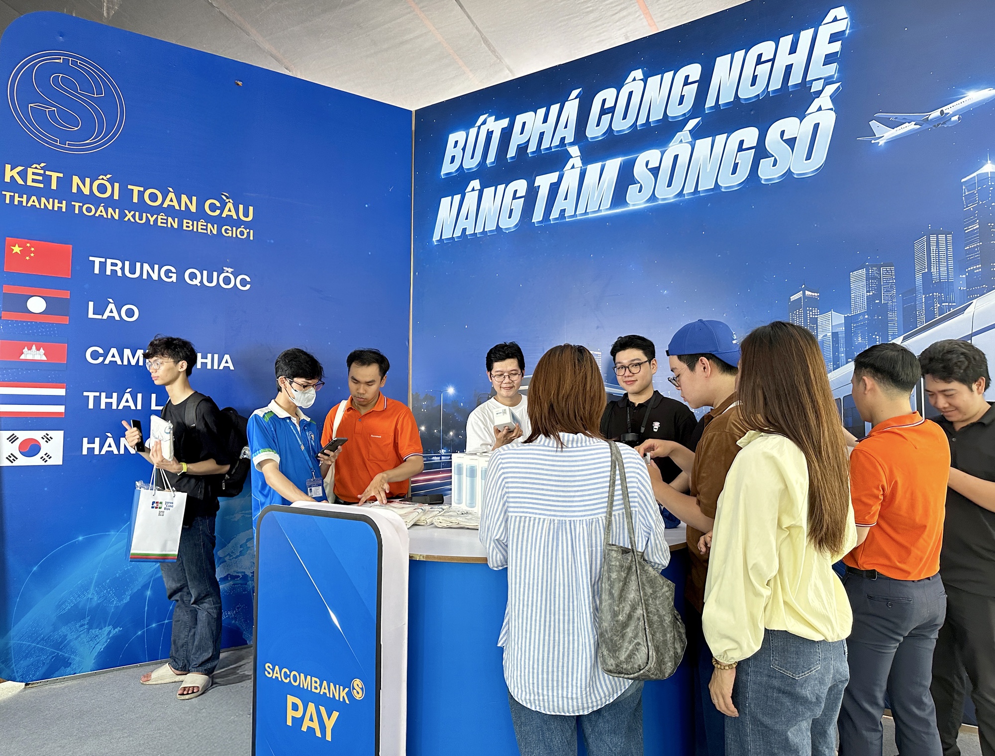Gian hàng của SACOMBANK thu hút khách quốc tế tại Lễ hội tài chính số 2026- Ảnh 7.