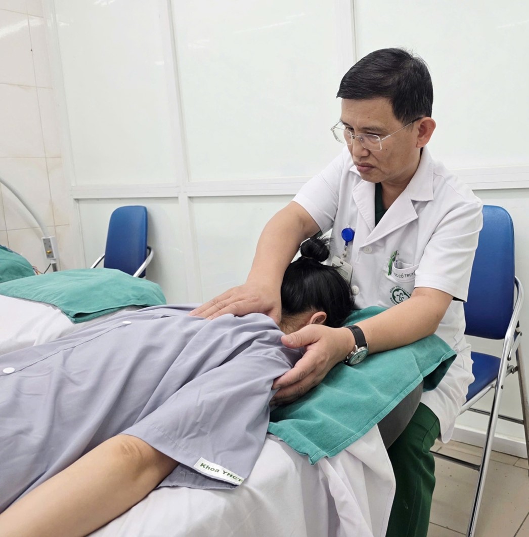 Đau cổ vai gáy kéo dài: Bác sĩ Bệnh viện Bạch Mai đưa ra giải pháp “đánh bay” không cần dùng thuốc tây- Ảnh 1.