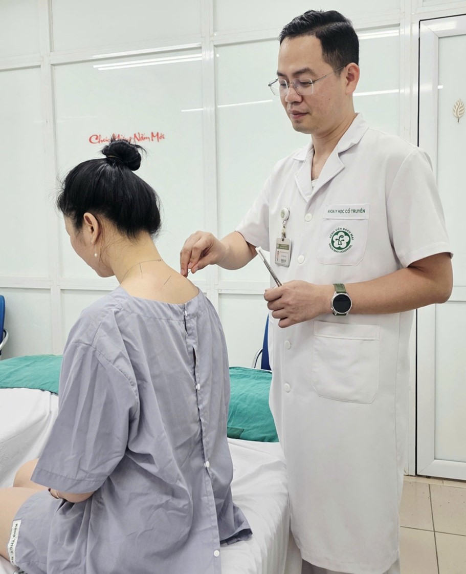 Đau cổ vai gáy kéo dài: Bác sĩ Bệnh viện Bạch Mai đưa ra giải pháp “đánh bay” không cần dùng thuốc tây- Ảnh 2.