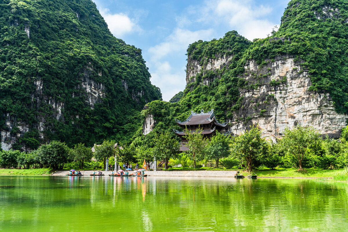 6 địa điểm tâm linh nổi tiếng bậc nhất Ninh Bình: Vượt 175 bậc đá, chạm tay vào di sản của 3 triều đại huy hoàng- Ảnh 7.