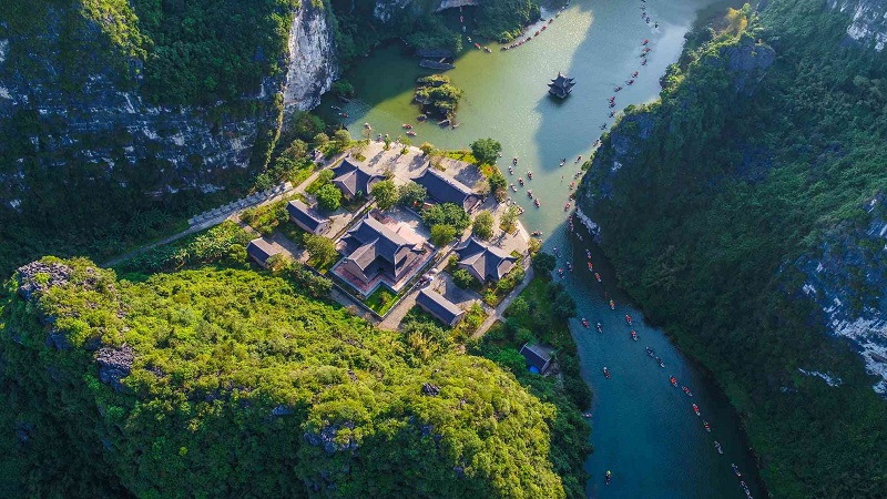 6 địa điểm tâm linh nổi tiếng bậc nhất Ninh Bình: Vượt 175 bậc đá, chạm tay vào di sản của 3 triều đại huy hoàng- Ảnh 6.