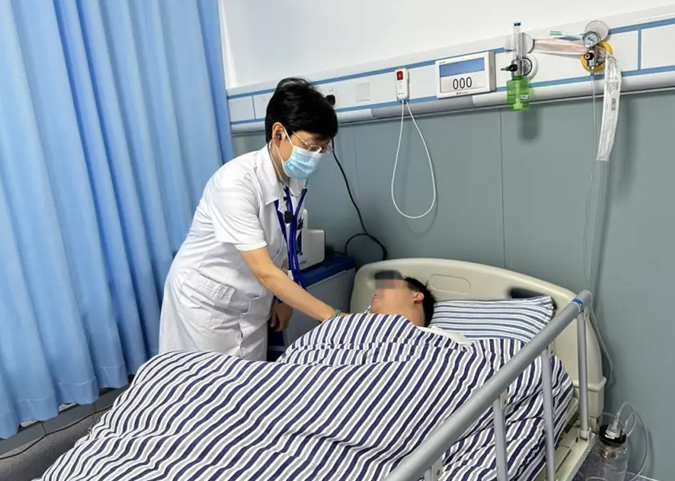 Chàng trai 28 tuổi viêm dạ dày ruột cấp tính vì ăn 1 bát cơm nguội, bác sĩ nói thẳng: Đừng để lâu những thực phẩm này trong tủ lạnh- Ảnh 1.