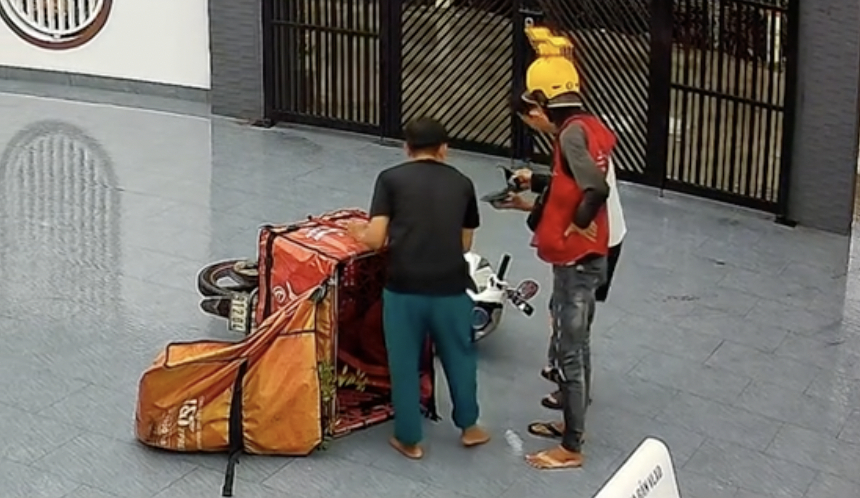 Vừa gọi “anh Nhân ơi…” thì shipper giao hàng gặp nạn, đoạn camera do chủ nhà trích xuất lan truyền khắp nơi- Ảnh 1.