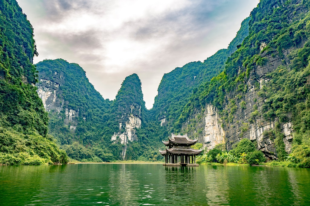 6 địa điểm tâm linh nổi tiếng bậc nhất Ninh Bình: Vượt 175 bậc đá, chạm tay vào di sản của 3 triều đại huy hoàng- Ảnh 1.