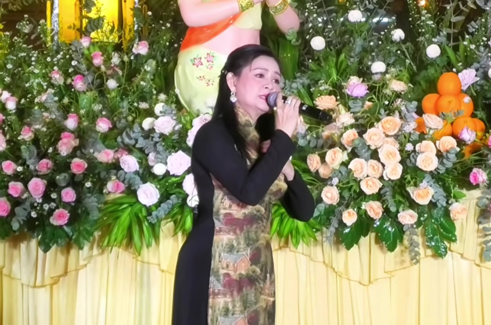 Cặp vợ chồng NSƯT bỏ ô đứng hát giữa trời mưa lớn, nói thẳng 1 điều- Ảnh 1.