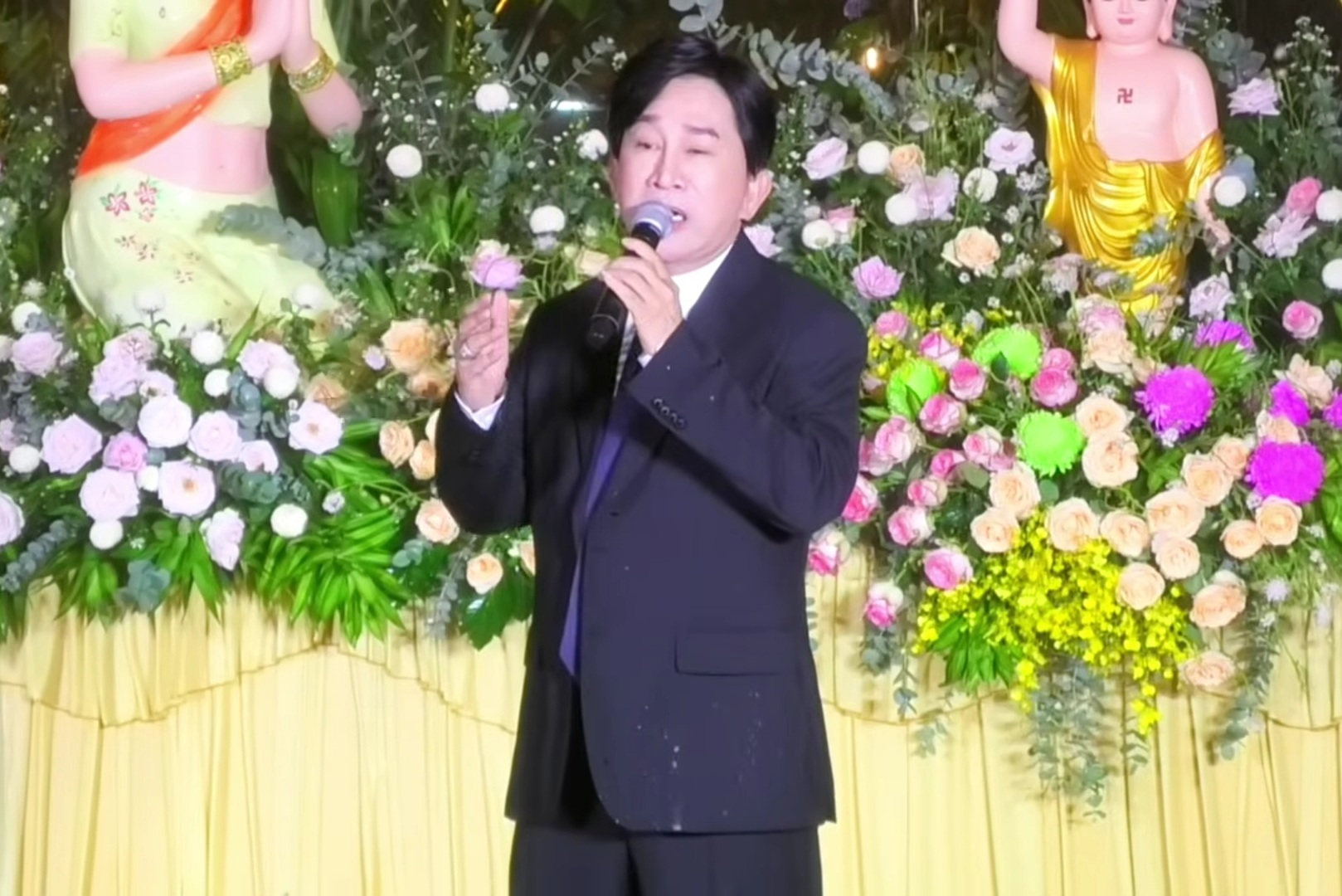 Cặp vợ chồng NSƯT bỏ ô đứng hát giữa trời mưa lớn, nói thẳng 1 điều- Ảnh 2.