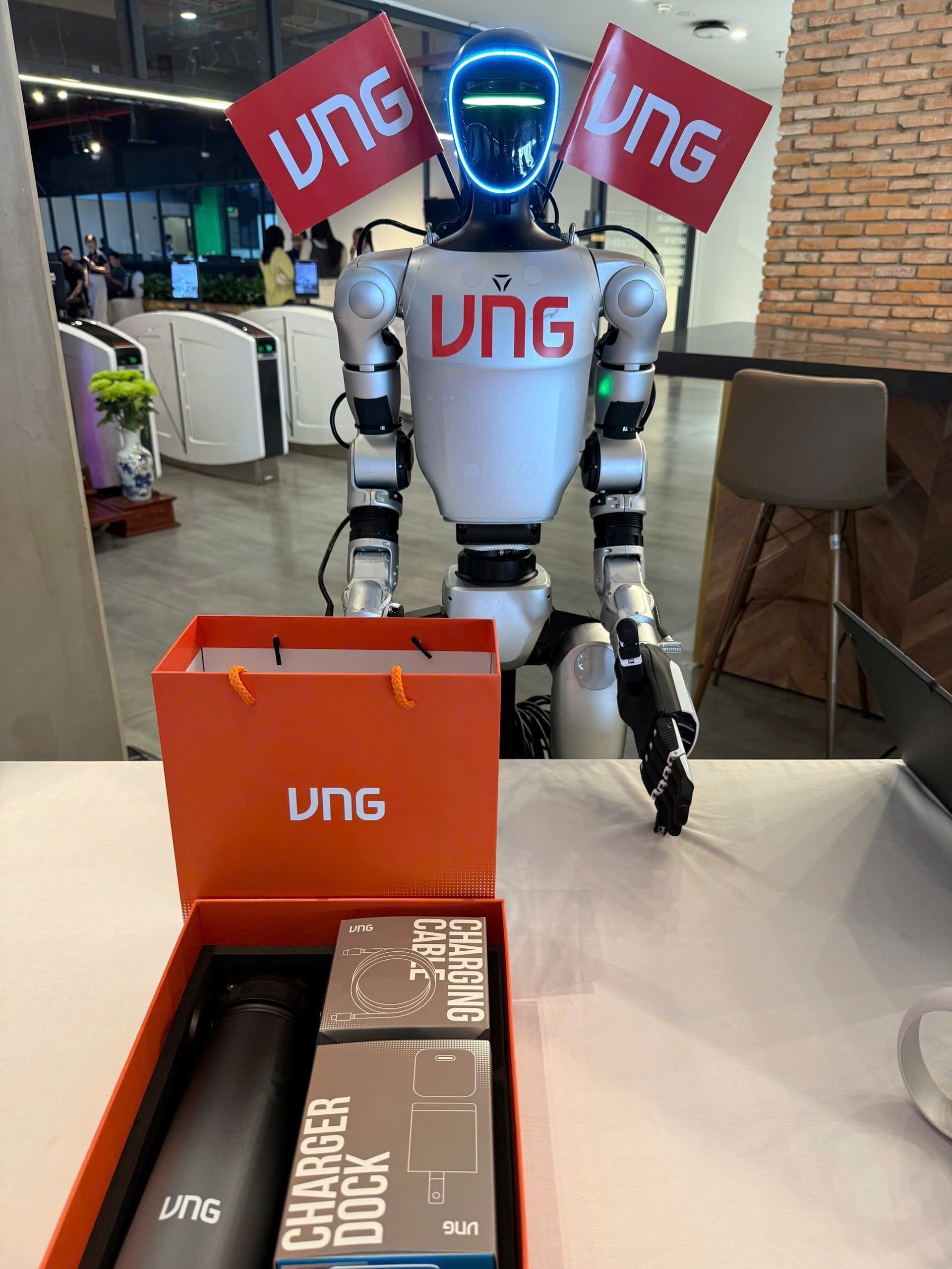 VNG cho Robot biểu diễn võ công trong ĐHĐCĐ, kỳ vọng có lãi trở lại vào năm nay- Ảnh 2.