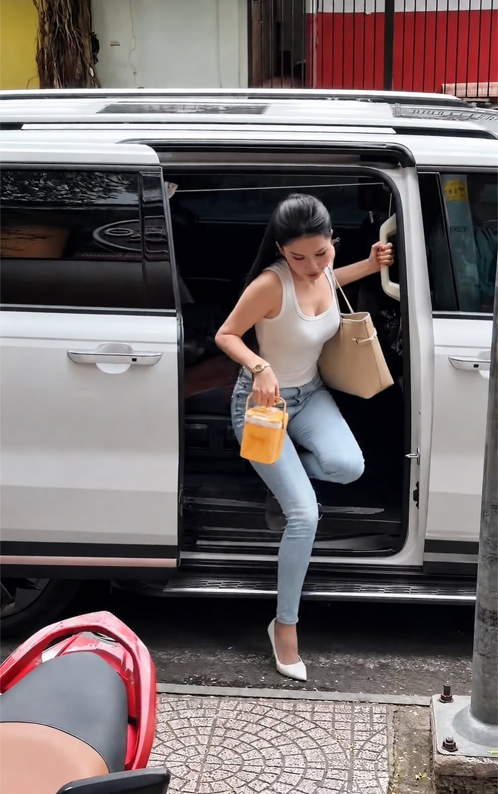 Ngọc Trinh gây sốt khi mặc lại quần jeans 10 tuổi- Ảnh 1.