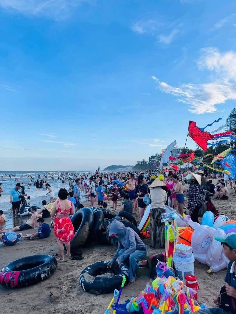 Cảnh tượng khó tin tại biển Sầm Sơn: Không còn một chỗ trống, ken đặc du khách giữa đợt nắng nóng- Ảnh 4.