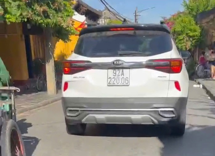 Phạt chủ xe ô tô lưu thông vào đường cấm ở phố cổ Hội An - Ảnh 1.