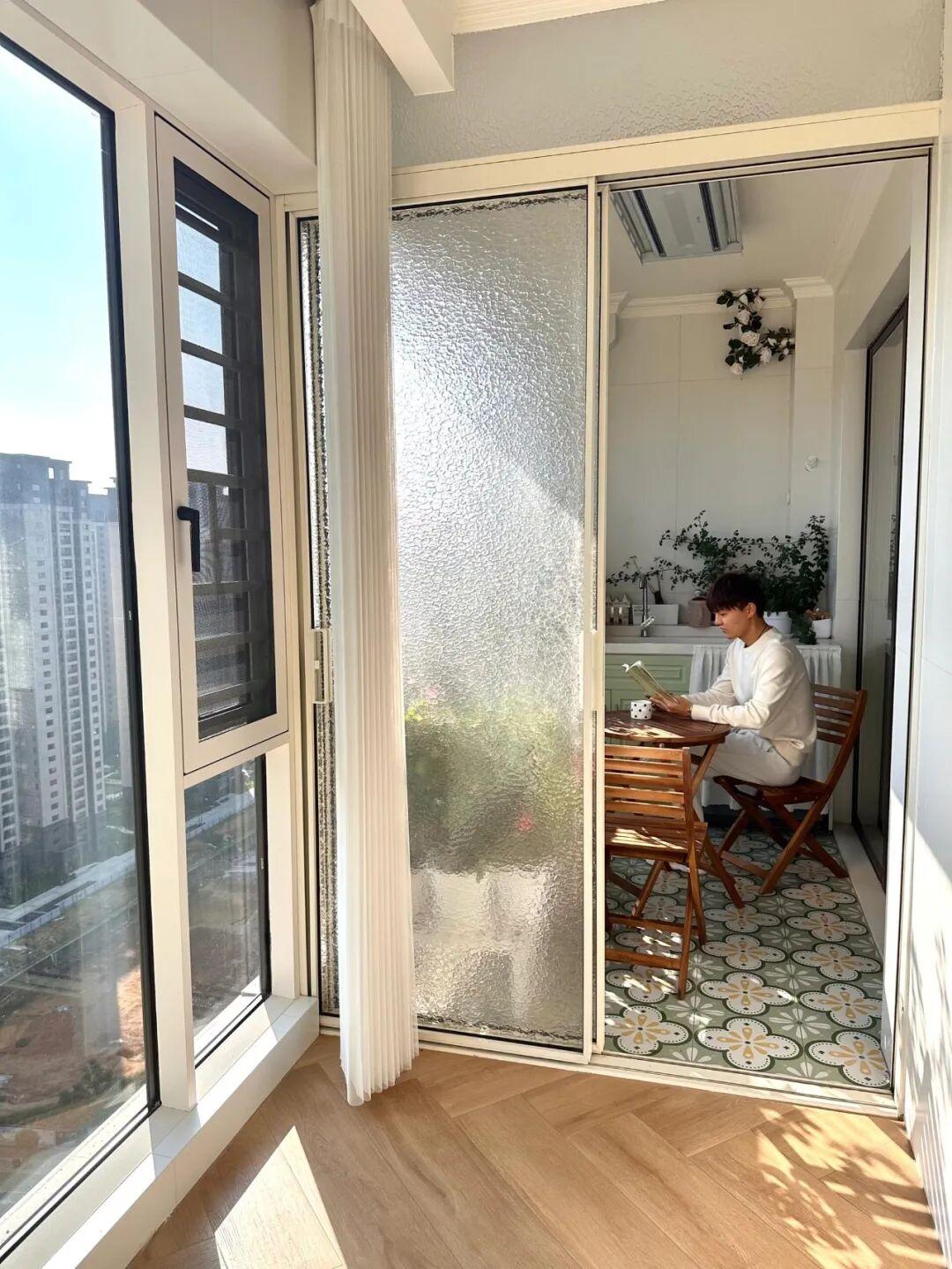 “Ban công nửa kín nửa hở”: Cách thiết kế đang khiến nhiều gia đình mê mẩn vì vừa đẹp vừa sống thoải mái hơn- Ảnh 2.