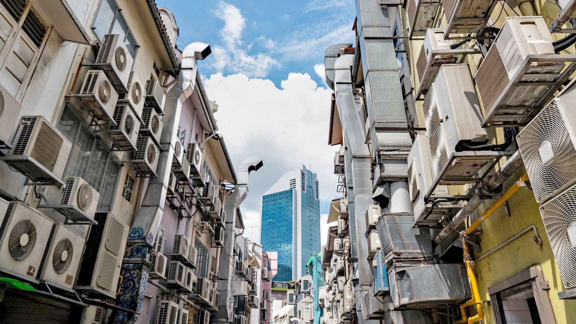 Ngoài trời nóng gần 40 độ, trong nhà bật điều hòa rét đến nỗi phải mặc áo len