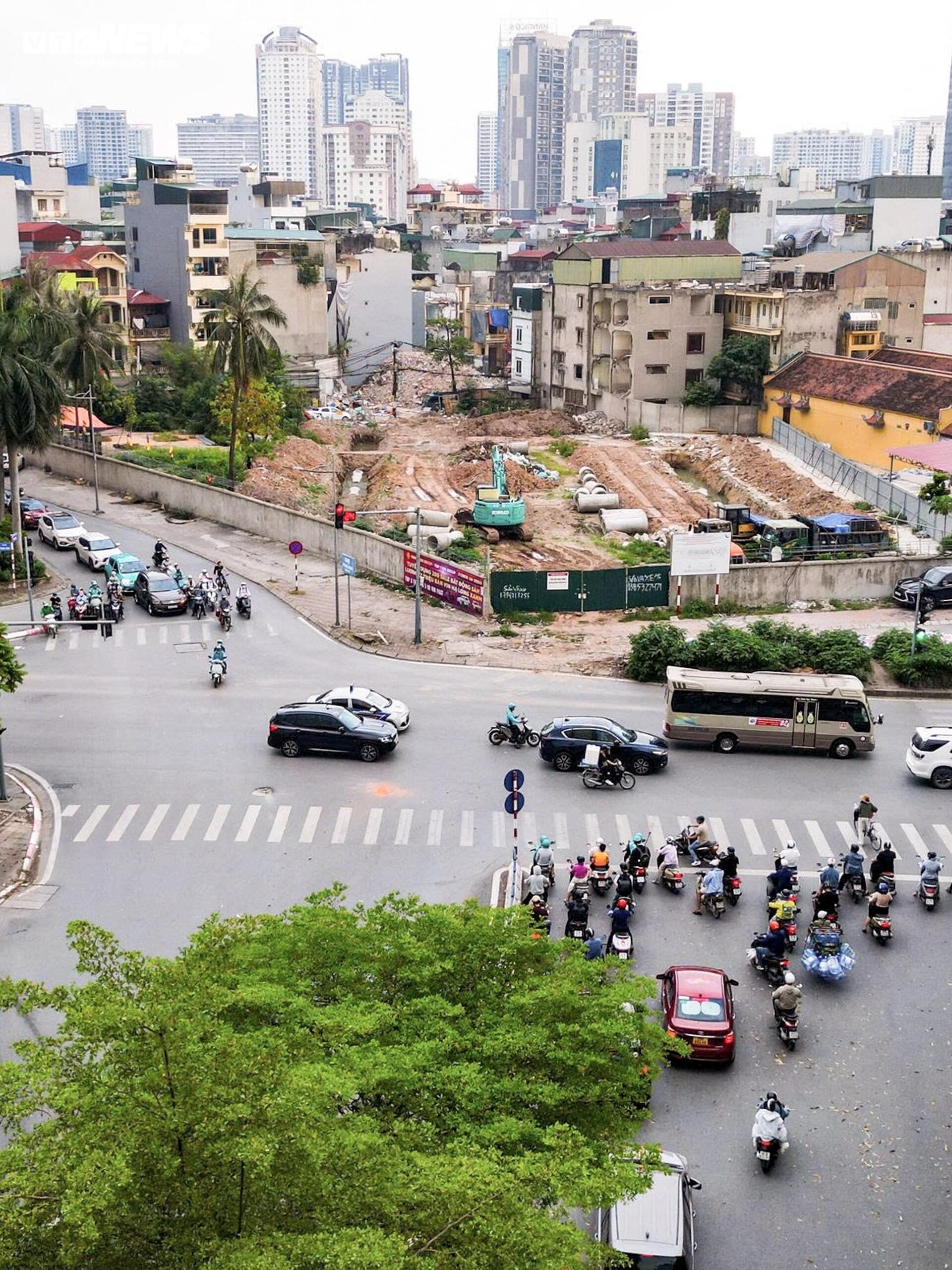 Máy móc làm việc ngày đêm tại điểm nghẽn cuối cùng của Vành đai 2.5 Hà Nội- Ảnh 3.