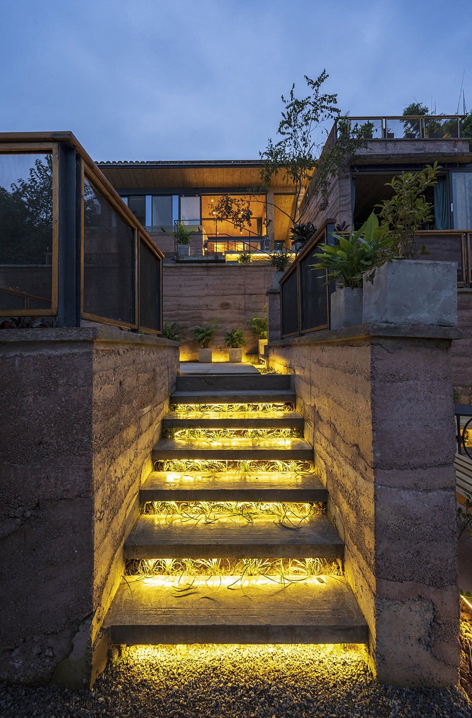 Chàng trai chi 6,5 tỷ xây nhà 300m2 trên núi sống chill cùng gia đình  - Ảnh 12.