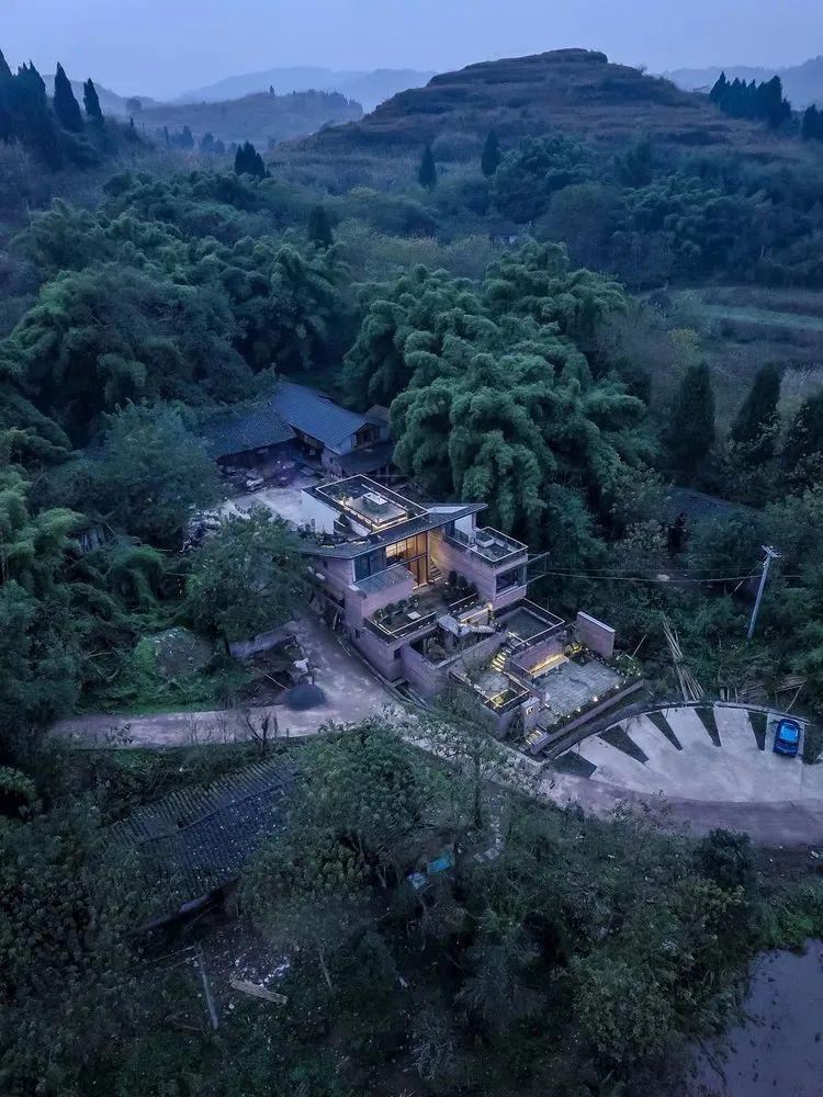 Chàng trai chi 6,5 tỷ xây nhà 300m2 trên núi sống chill cùng gia đình  - Ảnh 1.