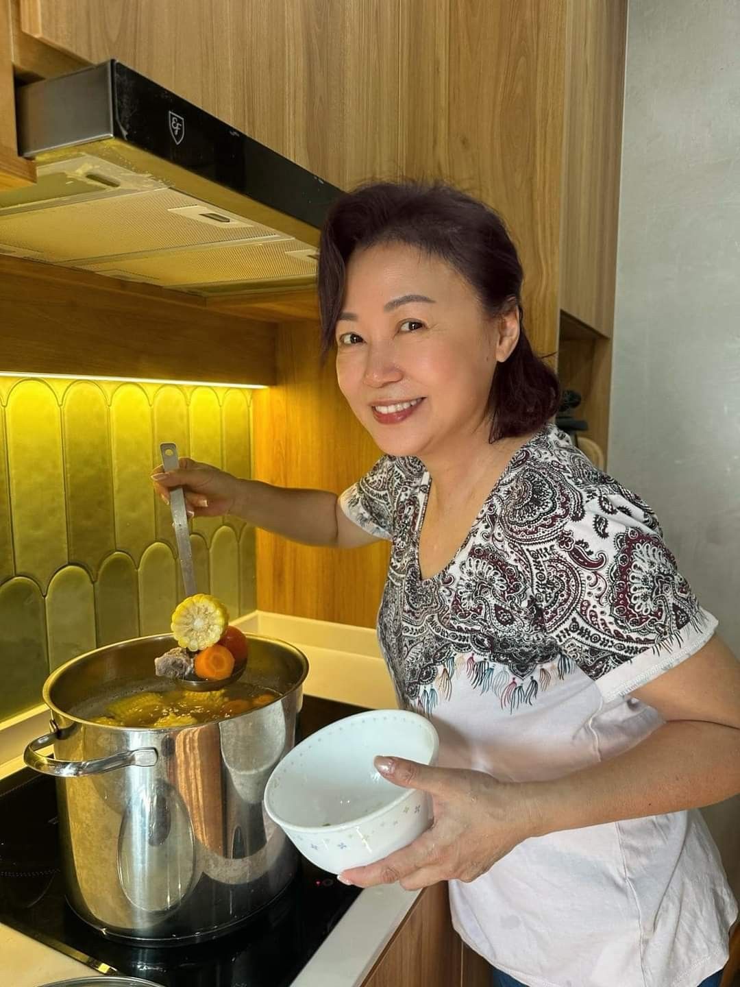 Tôi 58 tuổi, sống một mình trong căn nhà 40m² và nhận ra: Có những người nghỉ hưu không giàu tiền, nhưng rất giàu cảm giác an tâm - Ảnh 2.