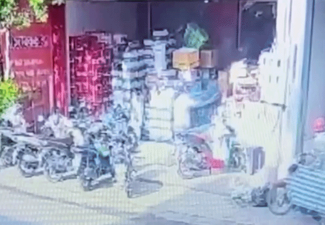 Cháy quán photocopy khiến cụ ông tử vong: Camera ghi cảnh con trai nạn nhân phóng hỏa, hé lộ nguồn cơn- Ảnh 1.