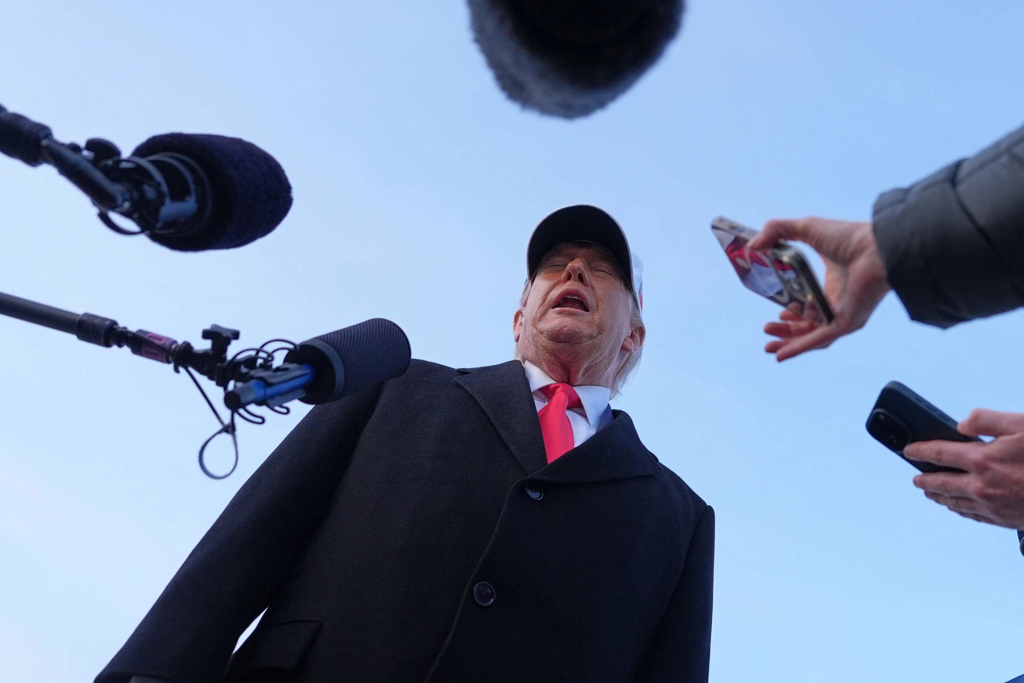 Ông Donald Trump yêu cầu Israel "dừng tay" sau đòn trả đũa của Iran- Ảnh 1. Ông Donald Trump yêu cầu Israel "dừng tay" sau đòn trả đũa của Iran- Ảnh 1.
