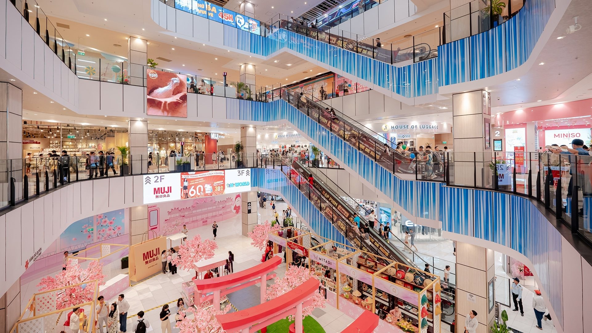 AEON từng nhiều lần xin lỗi khách hàng, điều gì khiến ông lớn Nhật Bản được người Việt yêu mến suốt hơn 10 năm?- Ảnh 1.