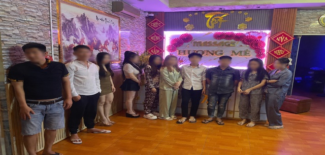 Công an tiến hành làm việc với chủ cơ sở massage Lê Nguyễn Minh Nhựt và 5 nhân viên- Ảnh 1.